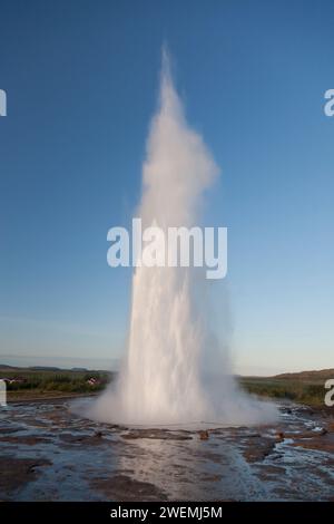 The Strokkur Geyser à Geyser dans la lumière du matin. Banque D'Images