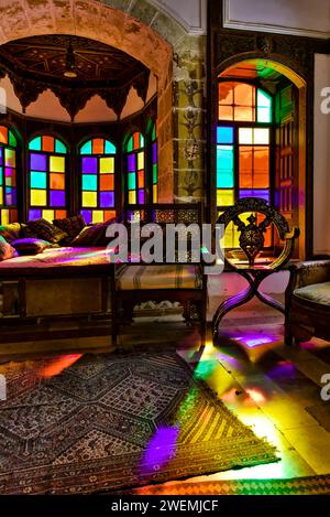 Intérieur du palais Beiteddine, vitraux projetant de belles lumières. Beiteddine, Liban. Banque D'Images