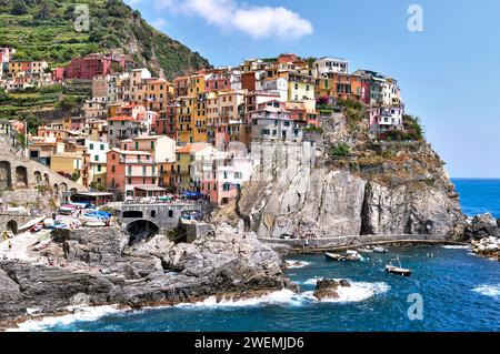 Manarola à minuit de Manarola Overlook Viewpoint, Cinque Terre, Ligurie, Italie Banque D'Images