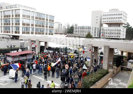 Nice, France. 26 janvier 2024. © PHOTOPQR/NICE MATIN/Dylan Meiffret ; Nice ; 26/01/2024 ; manifestation des agriculteurs des Alpes-Maritimes, départ du cortège au MIN d'Azur, arrivée au CADAM (préfecture) Nice, France, 26 janvier 2024 Farmers of the french riviera Protest Credit : MAXPPP/Alamy Live News Banque D'Images