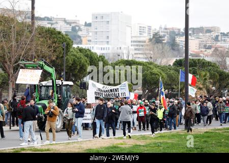 Nice, France. 26 janvier 2024. © PHOTOPQR/NICE MATIN/Dylan Meiffret ; Nice ; 26/01/2024 ; manifestation des agriculteurs des Alpes-Maritimes, départ du cortège au MIN d'Azur, arrivée au CADAM (préfecture) Nice, France, 26 janvier 2024 Farmers of the french riviera Protest Credit : MAXPPP/Alamy Live News Banque D'Images