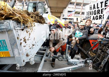 Nice, France. 26 janvier 2024. © PHOTOPQR/NICE MATIN/Dylan Meiffret ; Nice ; 26/01/2024 ; manifestation des agriculteurs des Alpes-Maritimes, départ du cortège au MIN d'Azur, arrivée au CADAM (préfecture) Nice, France, 26 janvier 2024 Farmers of the french riviera Protest Credit : MAXPPP/Alamy Live News Banque D'Images