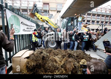 Nice, France. 26 janvier 2024. © PHOTOPQR/NICE MATIN/Dylan Meiffret ; Nice ; 26/01/2024 ; manifestation des agriculteurs des Alpes-Maritimes, départ du cortège au MIN d'Azur, arrivée au CADAM (préfecture) Nice, France, 26 janvier 2024 Farmers of the french riviera Protest Credit : MAXPPP/Alamy Live News Banque D'Images