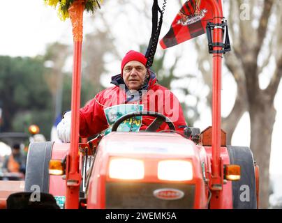 Nice, France. 26 janvier 2024. © PHOTOPQR/NICE MATIN/Dylan Meiffret ; Nice ; 26/01/2024 ; manifestation des agriculteurs des Alpes-Maritimes, départ du cortège au MIN d'Azur, arrivée au CADAM (préfecture) Nice, France, 26 janvier 2024 Farmers of the french riviera Protest Credit : MAXPPP/Alamy Live News Banque D'Images