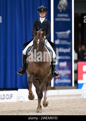AMSTERDAM - Nanna Skodborg Merrald avec Blue hors Don Olymbrio lors de la compétition de dressage de la coupe du monde FEI au tournoi Jumping Amsterdam 2024 à la RAI le 26 janvier 2024 à Amsterdam, pays-Bas. ANP | Hollandse Hoogte | GERRIT VAN COLOGNE Banque D'Images