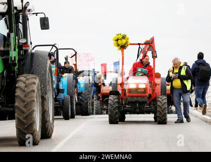 Nice, France. 26 janvier 2024. © PHOTOPQR/NICE MATIN/Dylan Meiffret ; Nice ; 26/01/2024 ; manifestation des agriculteurs des Alpes-Maritimes, départ du cortège au MIN d'Azur, arrivée au CADAM (préfecture) Nice, France, 26 janvier 2024 Farmers of the french riviera Protest Credit : MAXPPP/Alamy Live News Banque D'Images