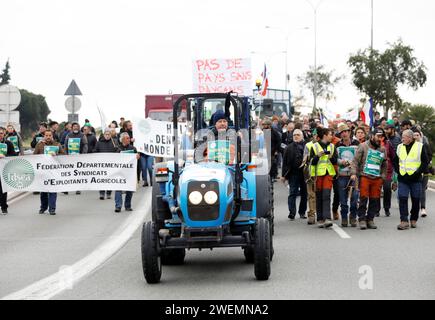 Nice, France. 26 janvier 2024. © PHOTOPQR/NICE MATIN/Dylan Meiffret ; Nice ; 26/01/2024 ; manifestation des agriculteurs des Alpes-Maritimes, départ du cortège au MIN d'Azur, arrivée au CADAM (préfecture) Nice, France, 26 janvier 2024 Farmers of the french riviera Protest Credit : MAXPPP/Alamy Live News Banque D'Images