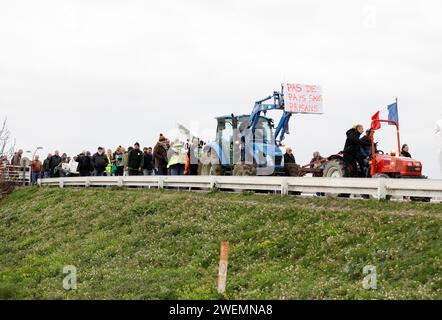 Nice, France. 26 janvier 2024. © PHOTOPQR/NICE MATIN/Dylan Meiffret ; Nice ; 26/01/2024 ; manifestation des agriculteurs des Alpes-Maritimes, départ du cortège au MIN d'Azur, arrivée au CADAM (préfecture) Nice, France, 26 janvier 2024 Farmers of the french riviera Protest Credit : MAXPPP/Alamy Live News Banque D'Images