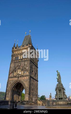 Statue en bronze du roi Charles IV sur la place Krizovnicke, près du pont Charles à Prague, République tchèque, en journée ensoleillée Banque D'Images
