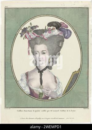 Marie Antoinette : la Reine de la mode : Gallerie des modes et costumes Français, 1781 Vrouwenbust avec décolleté profond dans un ovale. Coiffure d'une femme éminente, abattue par M. Léonard, coiffeur de la Reine (Marie-Antoinette) la coiffure se compose de cheveux largement retenus, sur lesquels une couronne de poussière, de ruban, de fleurs et de plumes. Boucles lâches dans le cou. Boucle d'oreille dans l'oreille gauche. Un ruban strict avec un pendentif ovale autour du cou. Imprimez à partir de la série OO. 38e Cahier des costumes Français, 9e Suite des Coeffures à la mode et 1781, Gallerie des modes et costumes Français. moteur papier Banque D'Images