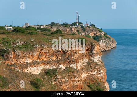 Phare au bord de la falaise avec vue sur la mer, Cap Kaliakra, Dobruja, Mer Noire, Bulgarie Banque D'Images