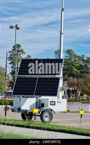 Houston, Texas États-Unis 09-24-2023, caméras de sécurité à énergie solaire dans un parking extérieur commercial. Système de surveillance à distance appelé Lot COPS. Banque D'Images