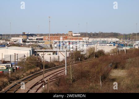 Une vue du port international de Harwich 26 janvier 2024 avec le bâtiment en briques rouges au centre de l'ancien Great Eastern Hotel maintenant Port and Border Force Banque D'Images