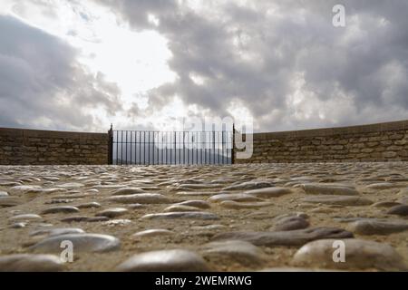 01, 22, 2024 ronda, malaga, espagne point de vue touristique vu du sol avec un ciel couvert orageux Banque D'Images