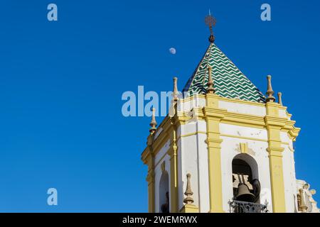 01, 22, 2024 ronda, malaga, espagne gros plan d'un clocher d'église avec un ciel bleu et la lune en arrière-plan Banque D'Images