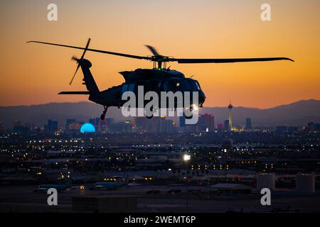 Un HH-60W décolle pour participer à une mission d'entraînement en recherche et sauvetage au combat à la base aérienne de Nellis le 23 octobre 2023. Photo de Zachary Rufus Banque D'Images