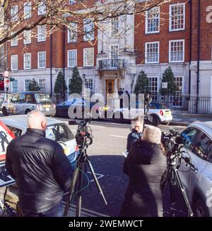 Londres, Royaume-Uni. 26 janvier 2024. Des membres des médias se rassemblent devant la clinique privée de Londres alors que le roi Charles III est admis pour un traitement de la prostate, le même hôpital où la princesse Catherine a subi son intervention chirurgicale. Crédit : Vuk Valcic/Alamy Live News Banque D'Images