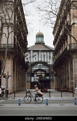 Photo prise d'un cycliste passant devant le marché Born à Barcelone , Espagne , le 20 février 2021 Banque D'Images