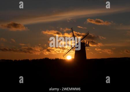 Moulin à vent silhouette au coucher du soleil avec un ciel rouge et des nuages, Burnham Ovary Staithe, Norfolk, Angleterre, Royaume-Uni Banque D'Images