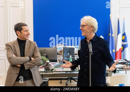 Cannes, France. 26 janvier 2024. Stewart Copeland, fondateur du groupe la police reçoit le diplôme de citoyen honoraire décerné par le maire de Cannes David Lisnard lors du Midem 24, à Cannes, France, le 26 janvier 2024. Photo de Cyril Chateau/ABACAPRESS.COM crédit : Abaca Press/Alamy Live News Banque D'Images