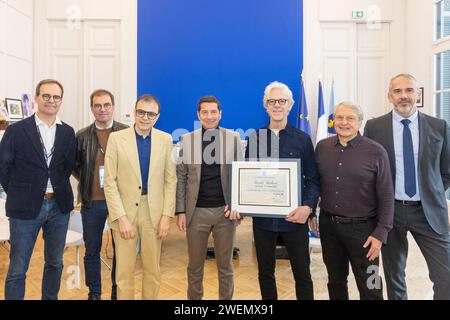 Cannes, France. 26 janvier 2024. Stewart Copeland, fondateur du groupe la police reçoit le diplôme de citoyen honoraire décerné par le maire de Cannes David Lisnard lors du Midem 24, à Cannes, France, le 26 janvier 2024. Photo de Cyril Chateau/ABACAPRESS.COM crédit : Abaca Press/Alamy Live News Banque D'Images