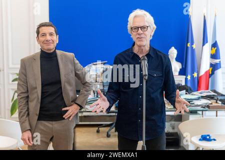 Cannes, France. 26 janvier 2024. Stewart Copeland, fondateur du groupe la police reçoit le diplôme de citoyen honoraire décerné par le maire de Cannes David Lisnard lors du Midem 24, à Cannes, France, le 26 janvier 2024. Photo de Cyril Chateau/ABACAPRESS.COM crédit : Abaca Press/Alamy Live News Banque D'Images