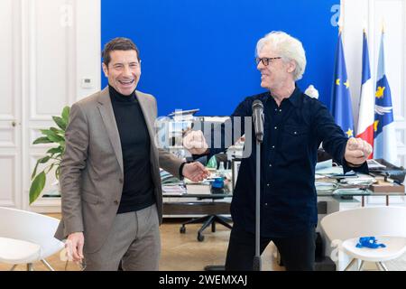 Cannes, France. 26 janvier 2024. Stewart Copeland, fondateur du groupe la police reçoit le diplôme de citoyen honoraire décerné par le maire de Cannes David Lisnard lors du Midem 24, à Cannes, France, le 26 janvier 2024. Photo de Cyril Chateau/ABACAPRESS.COM crédit : Abaca Press/Alamy Live News Banque D'Images