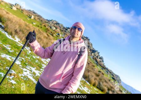 Portrait d'un homme sur le sommet de la montagne en trekking Banque D'Images