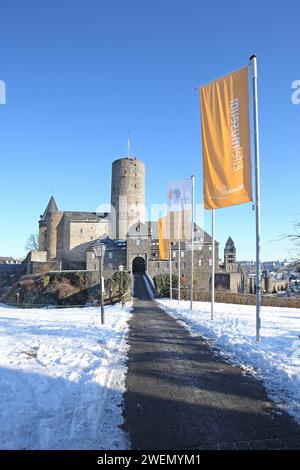 Genovevaburg Construit 13e siècle avec donjon Goloturm en hiver et drapeaux Eifelmuseum, chemin, hiver, neige, inscription, Mayen, Vulkaneifel Banque D'Images