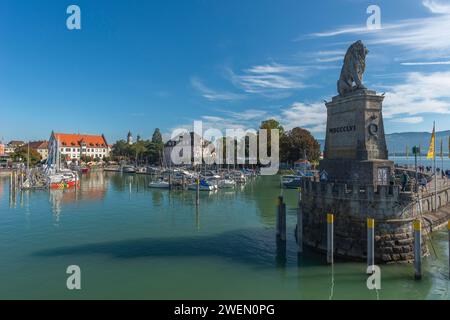 Lindau sur le lac de Constance, paysage urbain, entrée du port, marina, lion bavarois, jetée, Bavière, Allemagne Banque D'Images