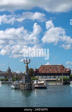 Constance sur le lac de Constance, bâtiment du conseil, port, restaurant de bateau, statue Imperia, navires à passagers, Baden-Wuerttemberg, Allemagne Banque D'Images