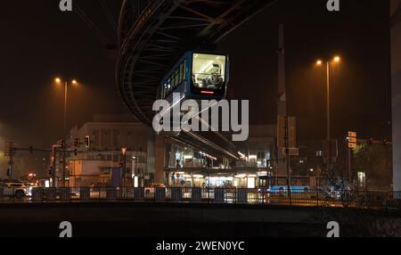 Paysage urbain nocturne avec téléphérique monorail schwebebahn à Alter Markt, quartier de Barmen. Wuppertal, Rhénanie du Nord-Westphalie, Allemagne Banque D'Images