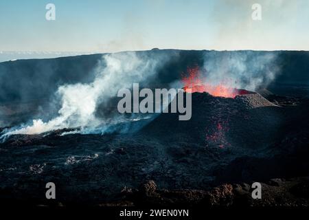 Un énorme panache de fumée s’échappe du sommet du volcan Piton de la Fournaise sur l’île de la Réunion. Banque D'Images