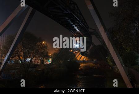 Paysage urbain nocturne avec téléphérique monorail schwebebahn à Alter Markt, quartier de Barmen. Wuppertal, Rhénanie du Nord-Westphalie, Allemagne Banque D'Images