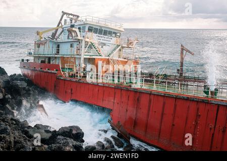 Une grande épave de bateau repose au milieu de l’eau, mettant en vedette le naufrage du Tresta Star à Tremblet, à l’île de la Réunion. Banque D'Images