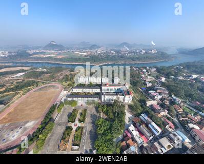 Nanning. 28 décembre 2023. Une photo de drone aérienne prise le 28 décembre 2023 montre le collège Qianjiang dans la ville de Laibin, dans la région autonome de Guangxi Zhuang, dans le sud de la Chine. POUR ALLER AVEC 'China Focus : enflammer la passion pour l'éducation scientifique chez les enfants ruraux' crédit : Zhou Hua/Xinhua/Alamy Live News Banque D'Images