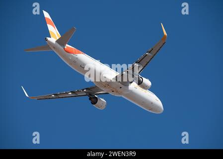 Tenerife, Espagne 21 janvier 2024 Airbus A321-211. Sunclass Airlines vole dans le sk bleu Banque D'Images