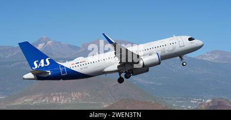 Tenerife, Espagne 21 janvier 2024 Airbus A320-251N. SAS Airlines vole dans le ciel bleu Banque D'Images