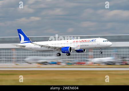 Munich, Allemagne - juillet 06. 2023 : AnadoluJet Airbus A321-271NX immatriculé TC-LUE lors de l'atterrissage sur la piste sud 08R du Banque D'Images