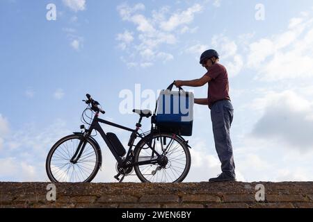 livreur de vélos électriques préparant la commande pour la livraison Banque D'Images