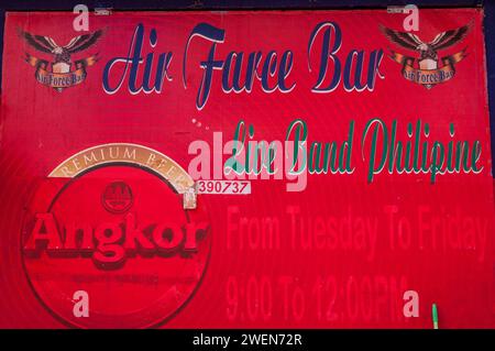 Panneau de barre de girly 'air Force Bar', publicité live Band Philipine & Angkor Beer. Quartier de lumière rouge, Phnom Penh, Cambodge, Indochina. © Kraig Lieb Banque D'Images