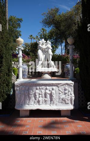 Hearst Castle, connu officiellement sous le nom de la Cuesta Encantada (« la colline enchantée »), est un domaine historique situé à San Simeon, en Californie centrale Banque D'Images