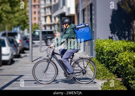 livreur roulant à vélo électrique Banque D'Images