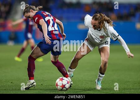 Barcelone, Espagne. 25 janvier 2024. Ona Batlle (22) du FC Barcelone et Lisanne Grawe (8) de l'Eintracht Francfort vus lors du match de l'UEFA Women's Champions League entre le FC Barcelone et l'Eintracht Francfort à l'Estadi Johan Cruyff à Barcelone. (Crédit photo : Gonzales photo/Alamy Live News Banque D'Images