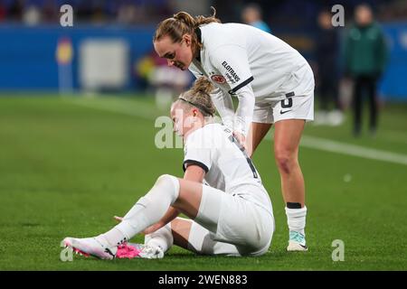 Barcelone, Espagne. 25 janvier 2024. Pia-Sophie Wolter (17 ans) et Lisanne Grawe (8 ans) de l'Eintracht Frankfurt vues lors du match de l'UEFA Women's Champions League entre le FC Barcelone et l'Eintracht Frankfurt à l'Estadi Johan Cruyff à Barcelone. (Crédit photo : Gonzales photo/Alamy Live News Banque D'Images