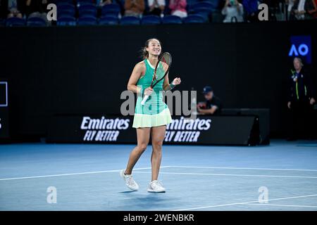 Paris, France. 25 janvier 2024. Qinwen Zheng lors du tournoi de tennis du Grand Chelem de l'Open d'Australie AO 2024 le 25 janvier 2024 à Melbourne Park, en Australie. Crédit : Victor Joly/Alamy Live News Banque D'Images