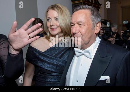 Sänger Roland Kaiser kommt mit Frau Silvia zum VIP Empfang des 13. Semperopernballes Dresde. *** Chanteur Roland Kaiser arrive avec sa femme Silvia à la réception VIP du 13e Semper Opera ball Dresde Banque D'Images