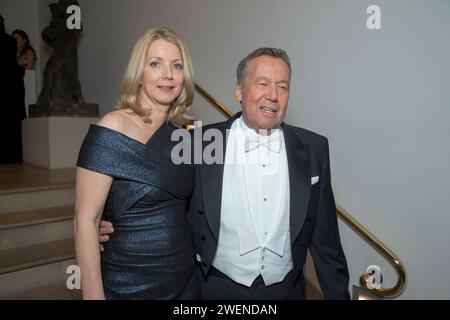 Sänger Roland Kaiser kommt mit Frau Silvia zum VIP Empfang des 13. Semperopernballes Dresde. *** Chanteur Roland Kaiser arrive avec sa femme Silvia à la réception VIP du 13e Semper Opera ball Dresde Banque D'Images