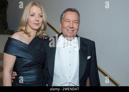 Sänger Roland Kaiser kommt mit Frau Silvia zum VIP Empfang des 13. Semperopernballes Dresde. *** Chanteur Roland Kaiser arrive avec sa femme Silvia à la réception VIP du 13e Semper Opera ball Dresde Banque D'Images