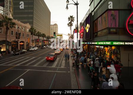 Foules et animateurs habillés comme des personnages de cinéma devant le Hard Rock Cafe sur Hollywood Boulevard à LOS ANGELES, Californie, États-Unis. Banque D'Images